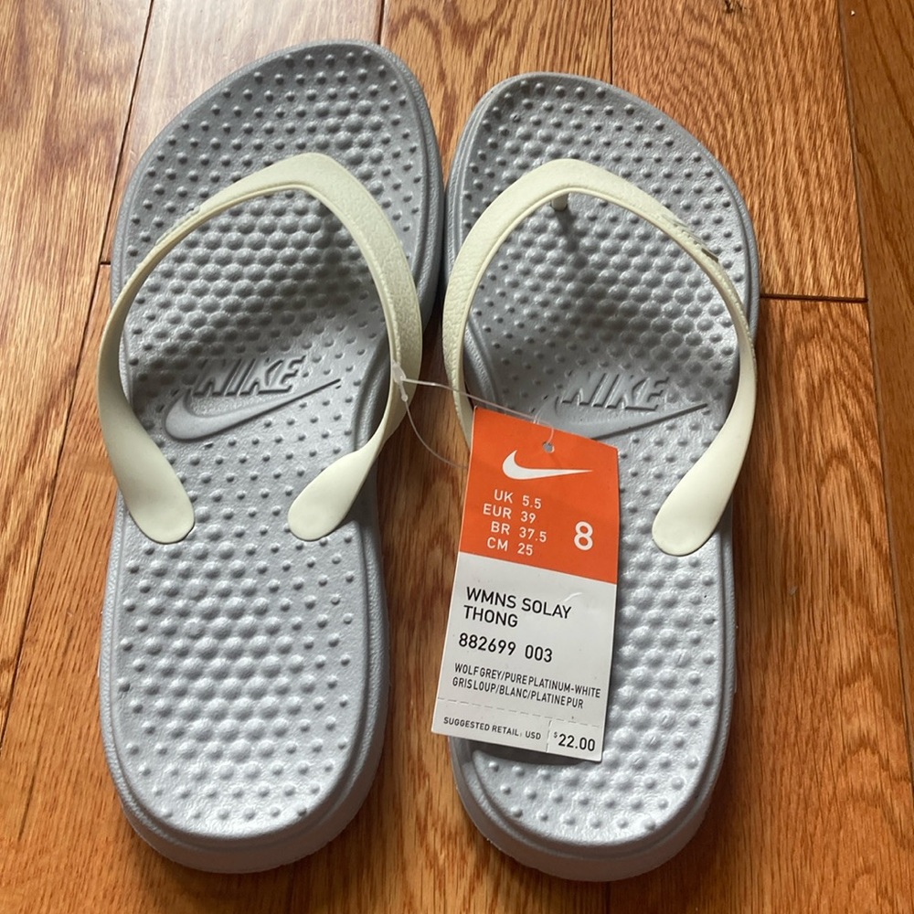 NWT nike size 8 women’s solay thongs